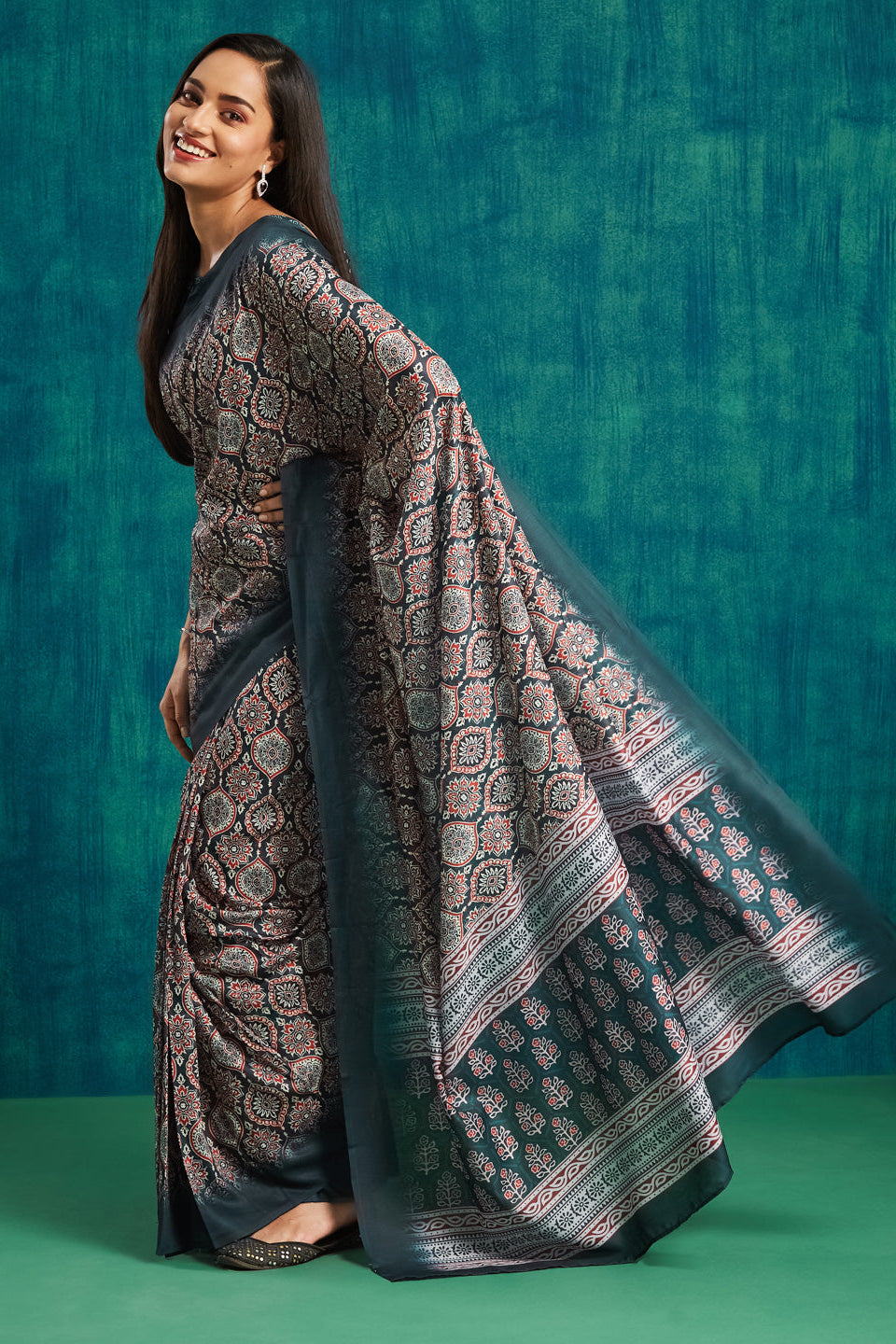 RACHNA Women Ajrak Pocket Saree