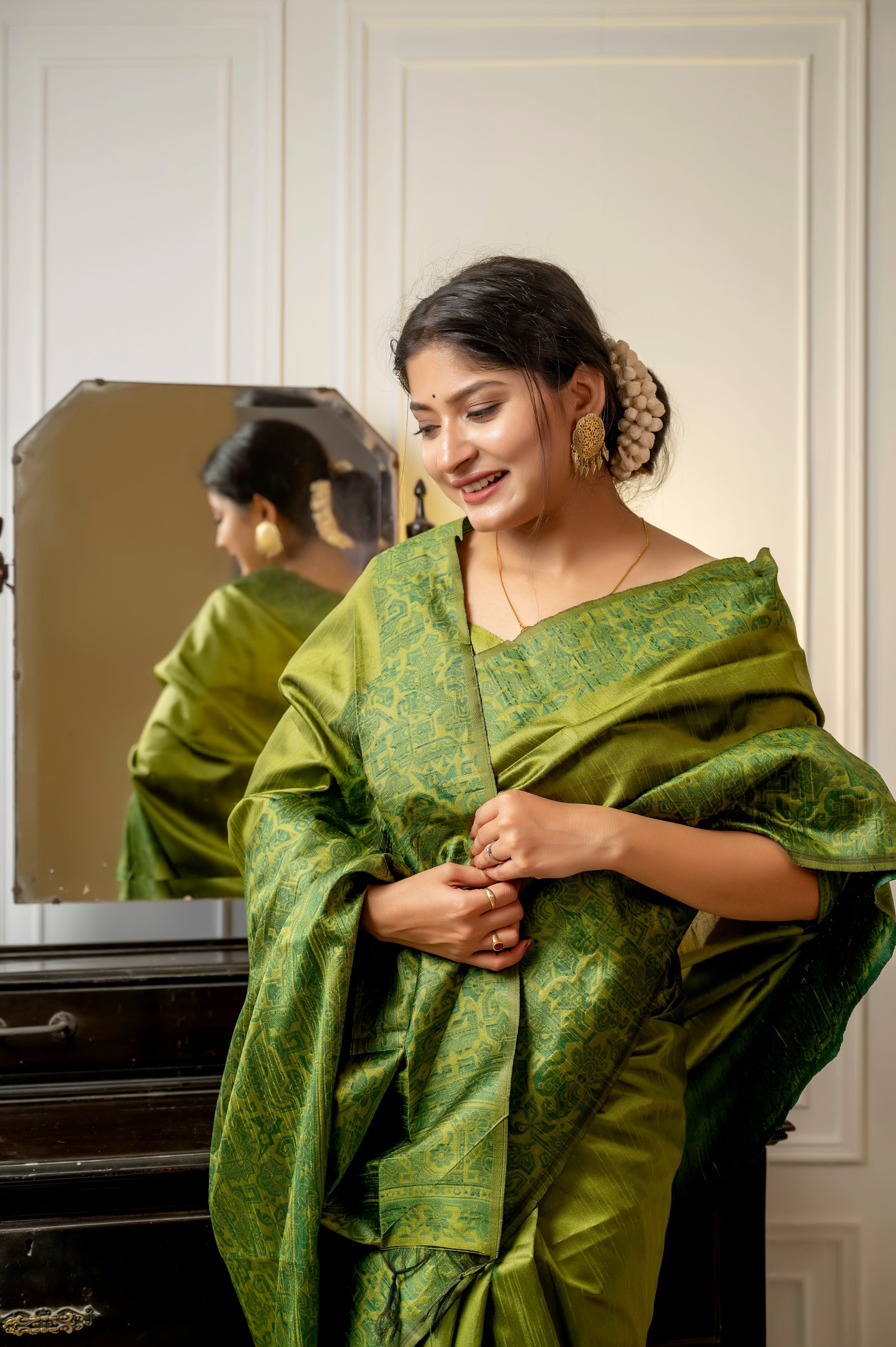 Olive Green Color Handloom Raw Silk Traditional Saree