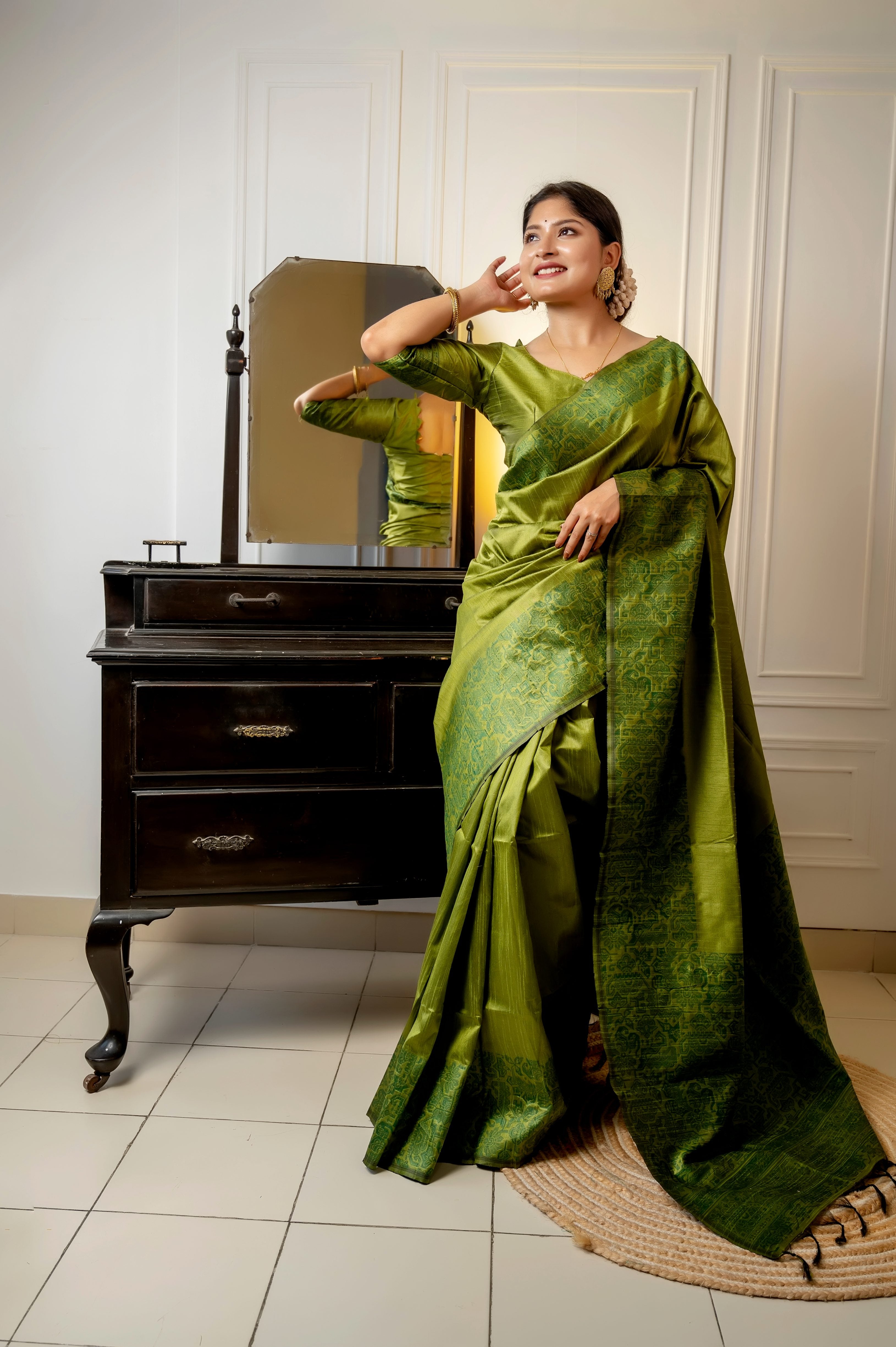 Olive Green Color Handloom Raw Silk Traditional Saree